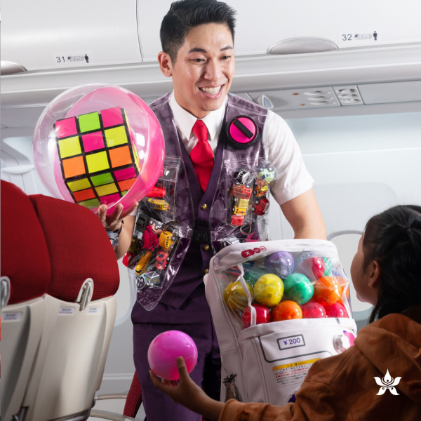 香港航空推愚人節限定「氹你個仔掣」!空姐幫手「氹細路」 網民:原來係真