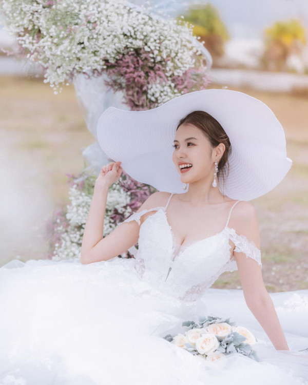 《東張》女主持西班牙曬比堅尼照極震撼 曬豐滿上圍力撼無綫咪神郭珮文？ 