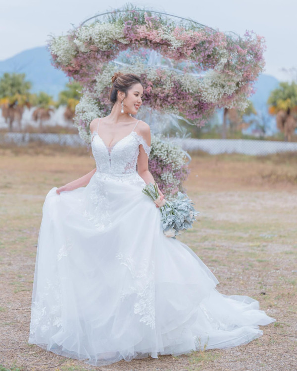 《東張》女主持西班牙曬比堅尼照極震撼 曬豐滿上圍力撼無綫咪神郭珮文？ 