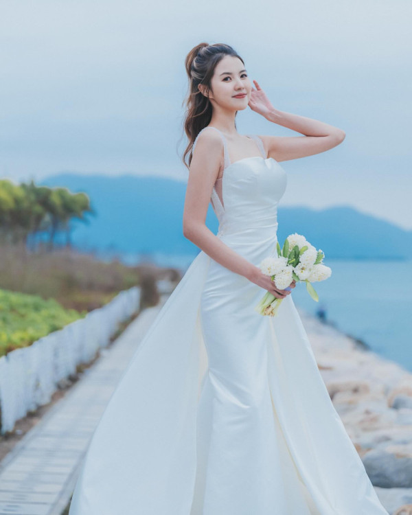 《東張》女主持西班牙曬比堅尼照極震撼 曬豐滿上圍力撼無綫咪神郭珮文？ 