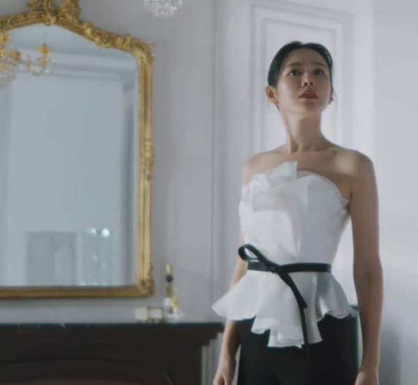 Lily Collins性感金裙現身首映禮！粉絲卻指顏值崩壞？ 