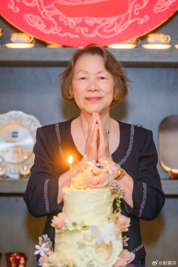 58歲香港影后帶媽媽東京賞櫻 素顏自拍被讚保養得宜！ 