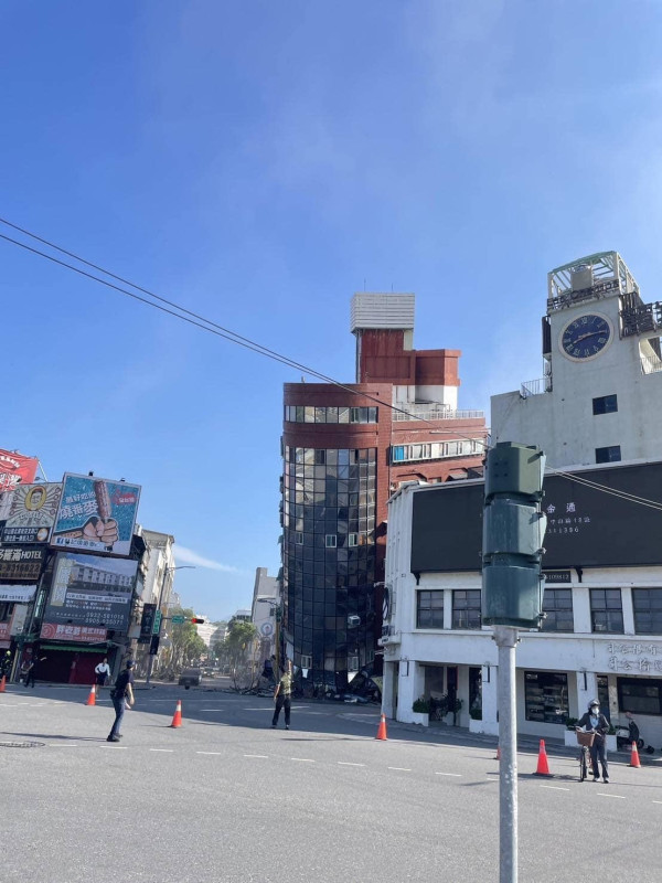 台灣地震｜最少2棟樓房倒塌 8層高住宅傾斜45度 10住戶獲救仍有人被壓