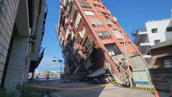 台灣地震｜最少2棟樓房倒塌 8層高住宅傾斜45度 10住戶獲救仍有人被壓