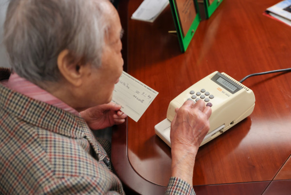 香港103歲婆婆成最年長員工！任職高級財務經理 工作60年退而不休