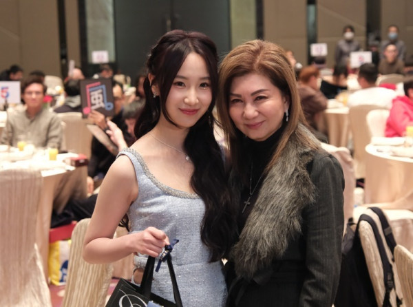 聲夢小花放棄美國升學照去旅行 狂甫當地打卡照曬香肩小蠻腰