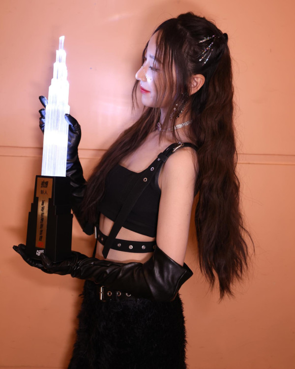 聲夢小花放棄美國升學照去旅行 狂甫當地打卡照曬香肩小蠻腰