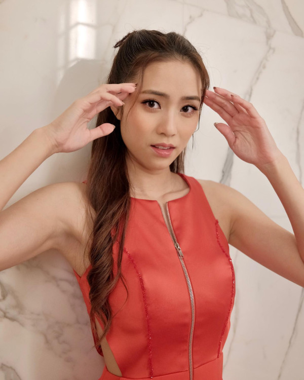 劉穎鏇現身澳門真實身形似巨人！腰線到粉絲心口晒44吋半長腿！ 