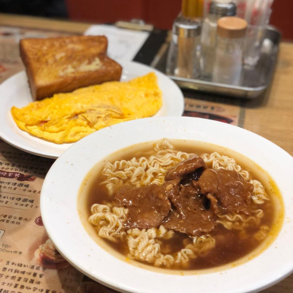 逾10間香港茶餐廳早餐推介！早上6時營業/絲襪奶茶/巨型蛋治/沙嗲牛麵