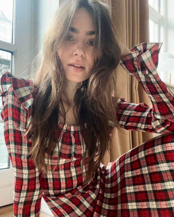 Lily Collins性感金裙現身首映禮！粉絲卻指顏值崩壞？ 