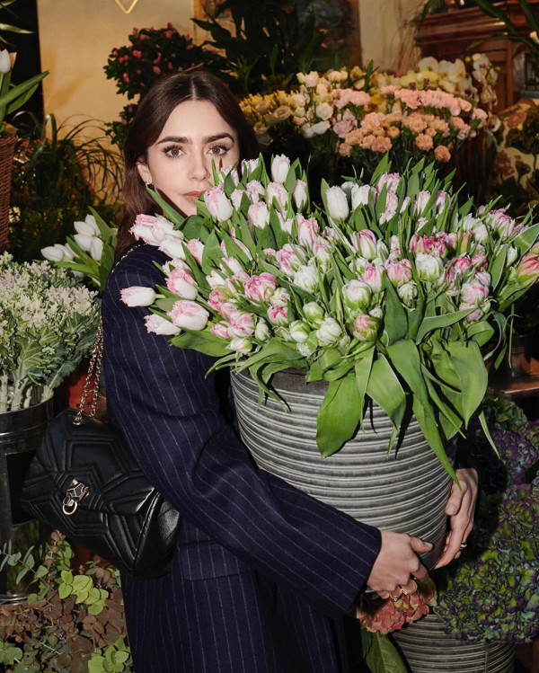 Lily Collins性感金裙現身首映禮！粉絲卻指顏值崩壞？ 