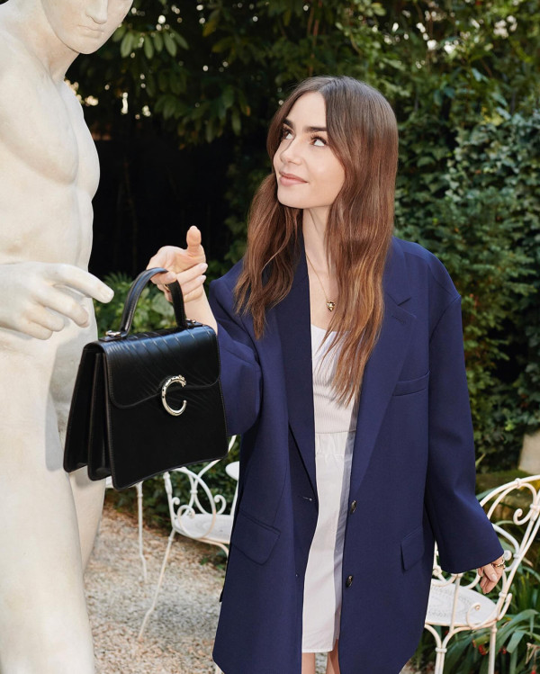 Lily Collins性感金裙現身首映禮！粉絲卻指顏值崩壞？ 