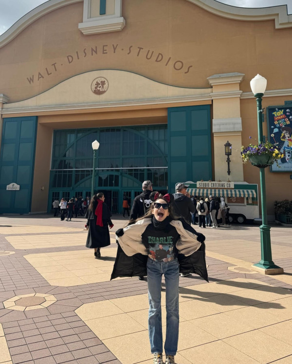 Lily Collins性感金裙現身首映禮！粉絲卻指顏值崩壞？ 