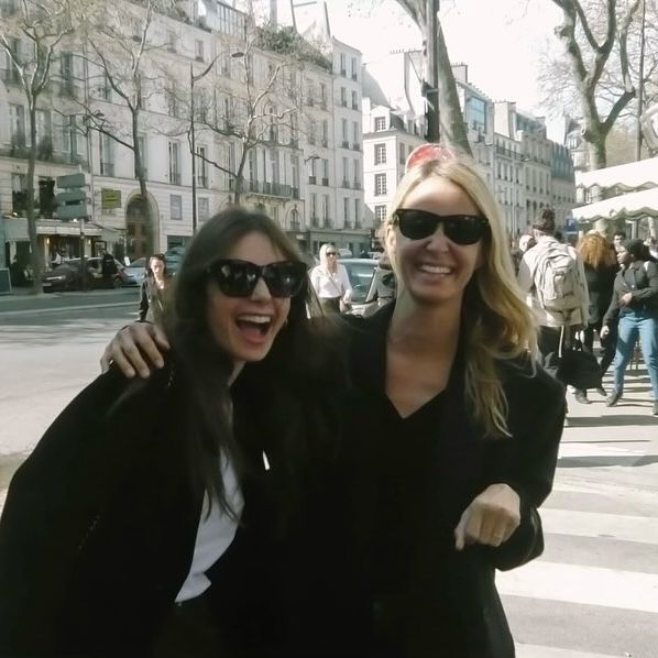 Lily Collins性感金裙現身首映禮！粉絲卻指顏值崩壞？ 