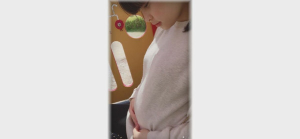 橫井桃花年僅14歲時懷孕，當時男友一度支持她誕下兒子，未料其後卻人間蒸發，剩桃花與初生兒相依為命。（影片截圖）