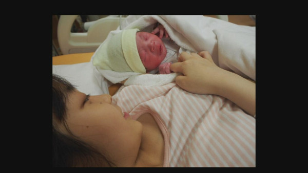 橫井桃花年僅14歲時懷孕，當時男友一度支持她誕下兒子，未料其後卻人間蒸發，剩桃花與初生兒相依為命。（影片截圖）
