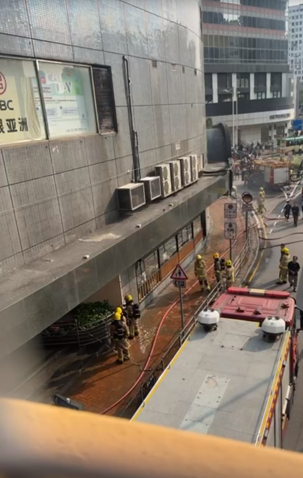 突發！葵涌廣場火警濃煙蔓延半邊天 疑為富華冰室廚房著火