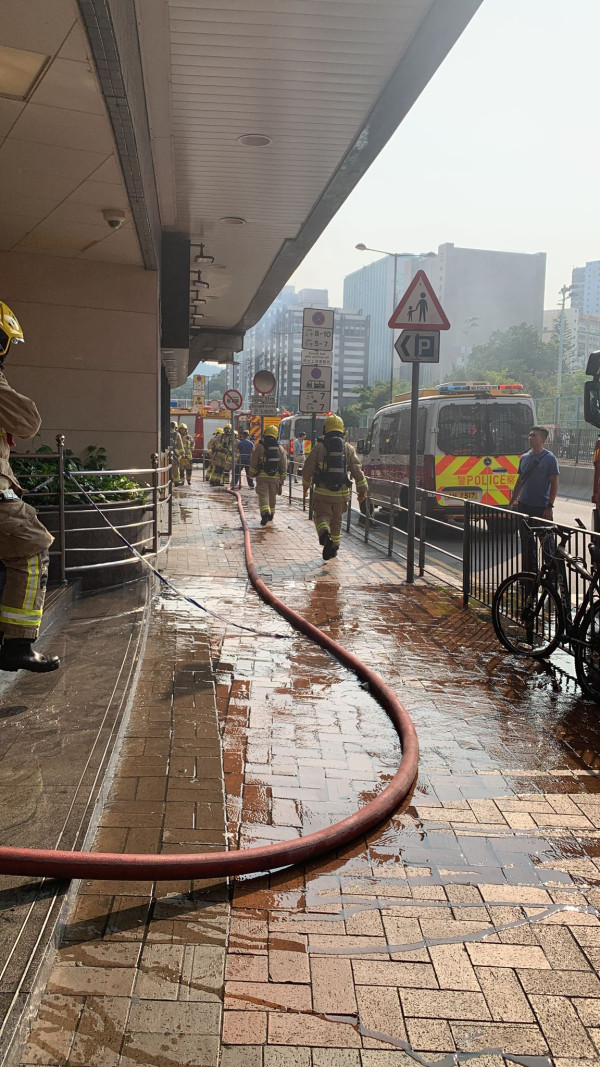 突發！葵涌廣場火警濃煙蔓延半邊天 疑為富華冰室廚房著火