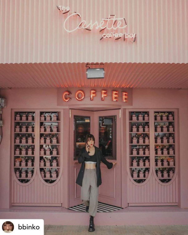 曼谷必吃美食推介｜10. The Cassette Coffee Bar 打卡粉紅咖啡廳（圖片來源：Instagram@the.cassette.coffee.bar）