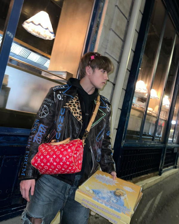 Jeffrey遊巴黎雪景下瘋狂賣萌 為DSE同學打氣 網友：點專心溫書？ 