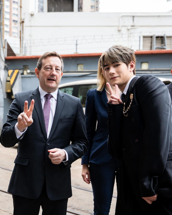 Jeffrey遊巴黎雪景下瘋狂賣萌 為DSE同學打氣 網友：點專心溫書？ 