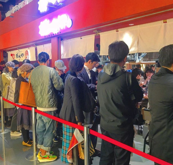 網友抱怨日本長龍店被同鄉打尖！ 遇「解壓縮」排隊 人數突然變4倍 