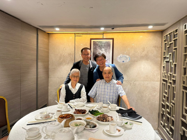《香港早晨》元祖級主持葉特生訪港 年過70歲精神奕奕探望老朋友