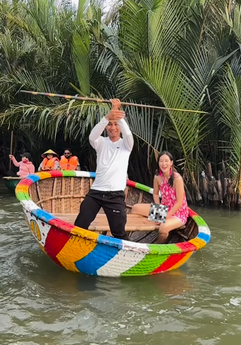 黃碧蓮越南玩椰子船走光蝕大抵 網民叫小心水底有呢樣嘢……
