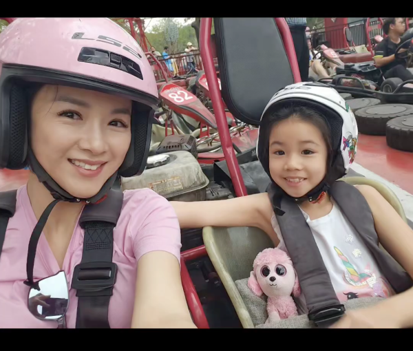 陳茵媺陳豪一家趁長假北上遊玩 室內滑雪/揸高卡車/打高爾夫球/整陶瓷 行程勁豐富！ 