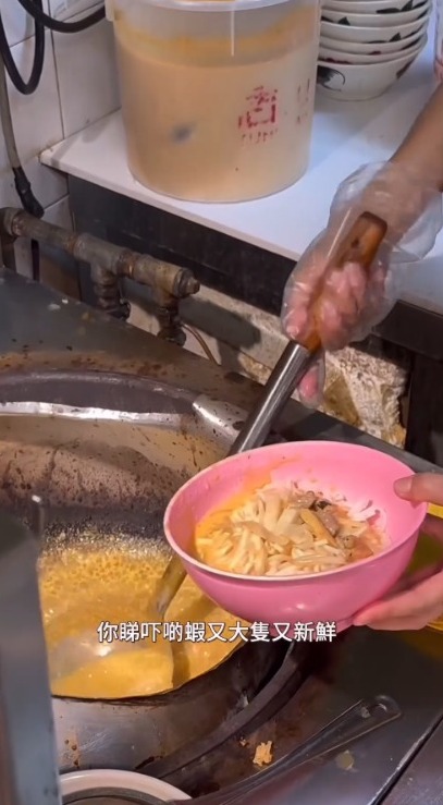 陳凱琳遊新加坡浴袍Look「放飛」自我 推薦呢樣地道食物 好味到拍晒手？ 