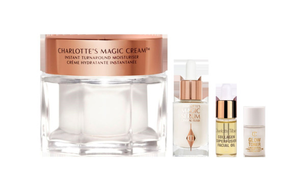 4.28一日限定套裝 魔法面霜50ml護膚套裝/魔法注水霜50ml護膚套裝HK$790 (價值HK$1,158) 包括      CHARLOTTE'S MAGIC CREAM 魔法面霜 50ml或 CHARLOTTE'S MAGIC WATER CREAM  魔法注水霜50ml       CHARLOTTE’S MAGIC SERUM CRYSTAL ELIXIR 魔法水晶能量精華旅行裝 8ml       COLLAGEN SUPERFUSION FACIAL OIL 膠原蛋白魔法精華油 3.6ml       GLOW TONER魔法光透柔膚液 5ml
