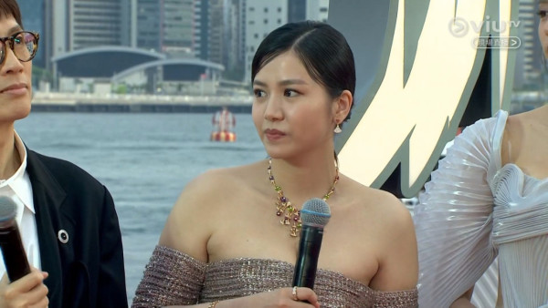 楊偲泳導彈級上圍重見天日震撼全場！超貼身裙360度睇勻S級曲線魔鬼身材