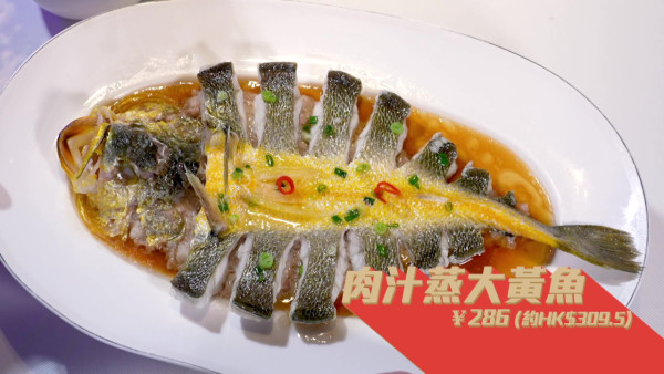 呢條魚個魚皮要keep得金黃,個秘訣係捉咗上岸後唔見得光,點解嘅。 呢條魚個魚皮要keep得金黃,個秘訣係捉咗上岸後唔見得光,點解嘅。