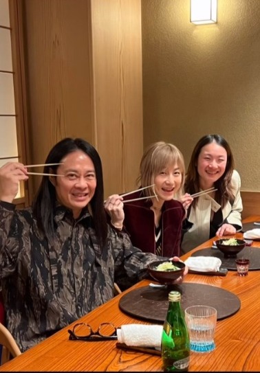 香港男團始祖成員飛日本驚喜見偶像 粉絲揭兩人早於30年前結緣!