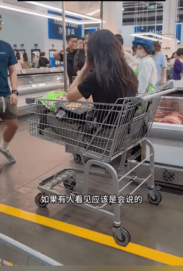 深圳山姆超市現「巨嬰」著鞋坐購物車 網友批無公德心：不舒服可以借輪椅 