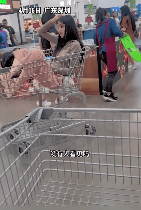 深圳山姆超市現「巨嬰」著鞋坐購物車 網友批無公德心：不舒服可以借輪椅 