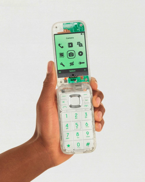 Heineken 踩過界推 Boring Phone！透明設計最搶眼