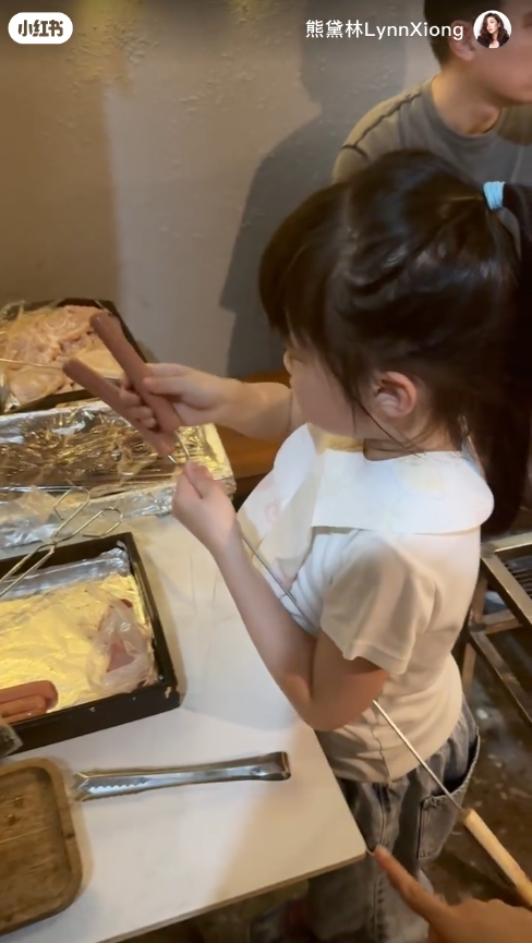 熊黛林帶孖女港式BBQ初體驗　6歲囡囡Jisoo上身越大越可愛