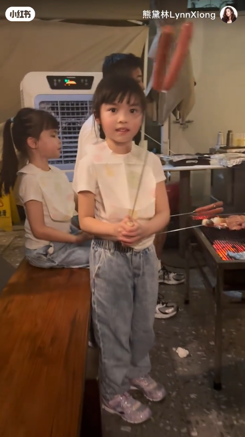 熊黛林帶孖女港式BBQ初體驗　6歲囡囡Jisoo上身越大越可愛