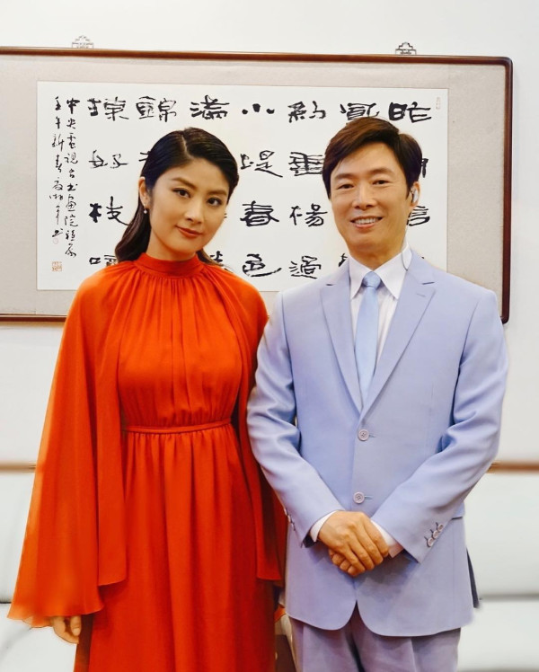 52歲陳慧琳突然剪八字胎毛瀏海！全新髮型現身南京！網民驚訝：發生咩事？ 