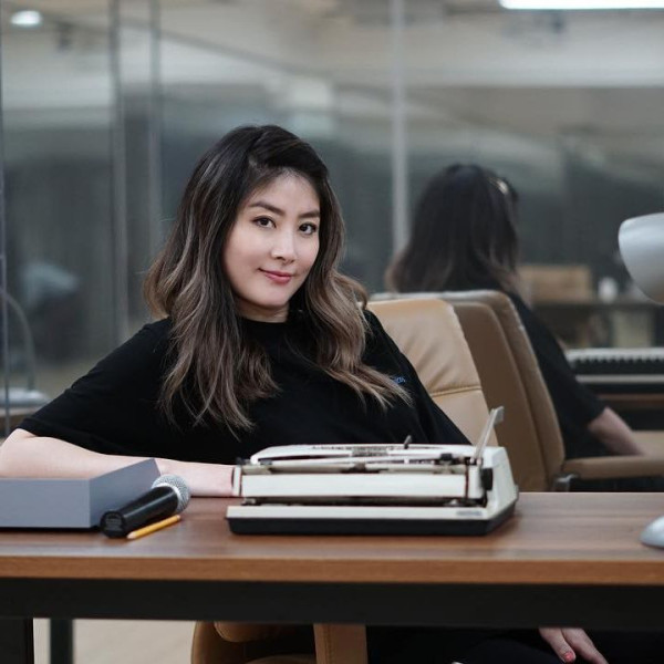 52歲陳慧琳突然剪八字胎毛瀏海！全新髮型現身南京！網民驚訝：發生咩事？ 