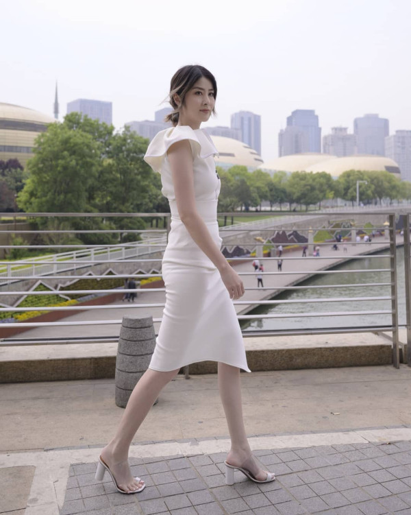 52歲陳慧琳突然剪八字胎毛瀏海！全新髮型現身南京！網民驚訝：發生咩事？ 