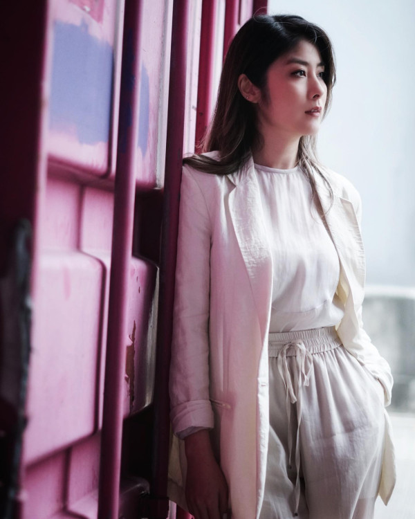 52歲陳慧琳突然剪八字胎毛瀏海！全新髮型現身南京！網民驚訝：發生咩事？ 