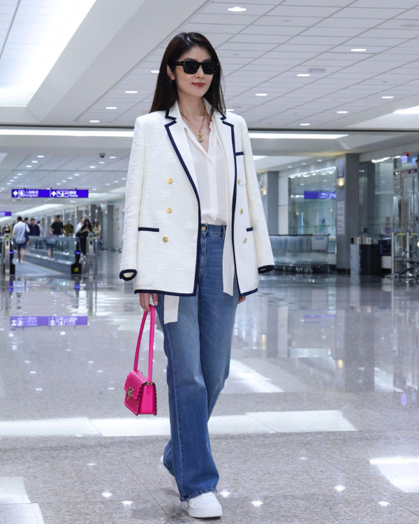 52歲陳慧琳突然剪八字胎毛瀏海！全新髮型現身南京！網民驚訝：發生咩事？ 