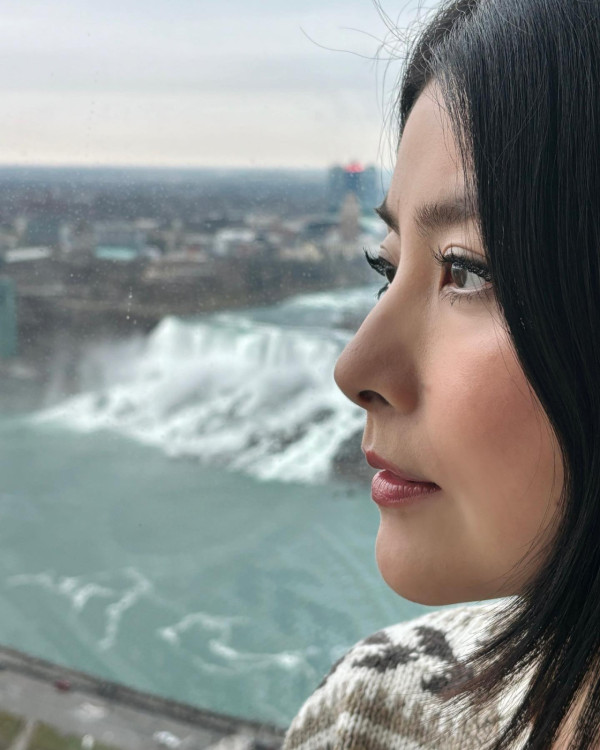 52歲陳慧琳突然剪八字胎毛瀏海！全新髮型現身南京！網民驚訝：發生咩事？ 