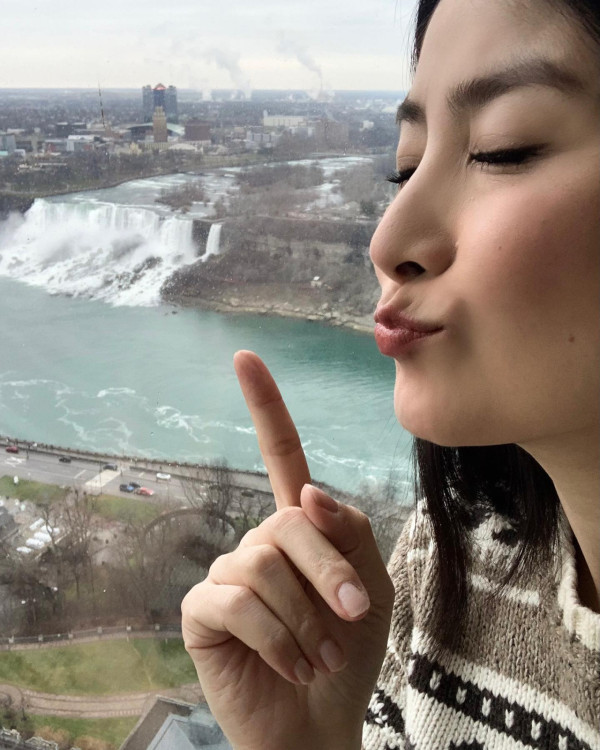 52歲陳慧琳突然剪八字胎毛瀏海！全新髮型現身南京！網民驚訝：發生咩事？ 