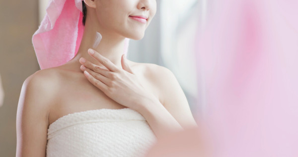 頸紋改善方法4.重視頸部護膚