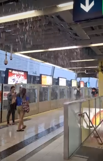 暴雨襲港｜港鐵站月台狂漏水變「水舞間」　如室內下雨！乘客兜頭淋雨等車 