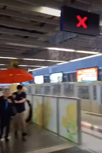 暴雨襲港｜港鐵站月台狂漏水變「水舞間」　如室內下雨！乘客兜頭淋雨等車 