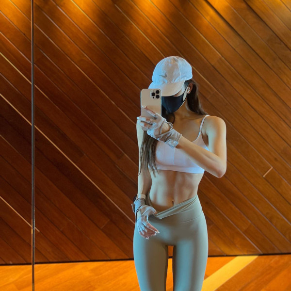 DaDa陳靜透視蕾絲晒34E上圍震撼巴黎！俯拍魔鬼身材變胸壓噴血現場